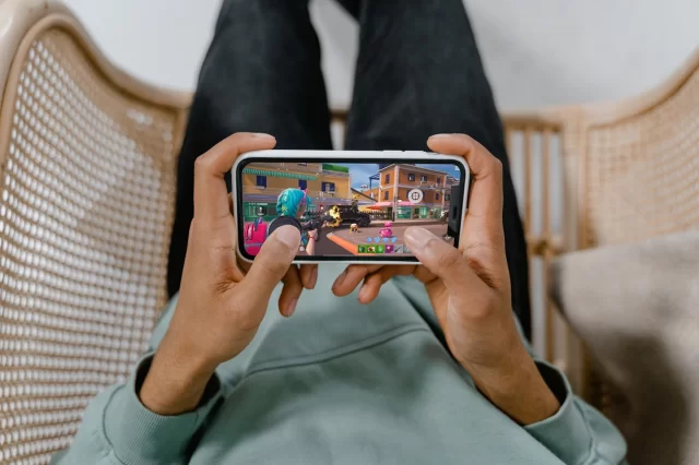 PuK Gaming ra mắt thiết bị hỗ trợ chơi game trên mobile 1 mockuuups close up puk mockup in landscape mode jpeg 640 gamen.vn