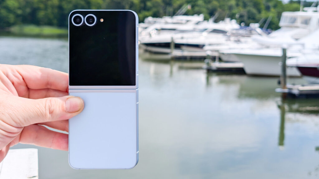 Samsung Galaxy Z Flip 7 giá bao nhiêu? 2 Samsung Galaxy Z Flip 6 gamen.vn 1