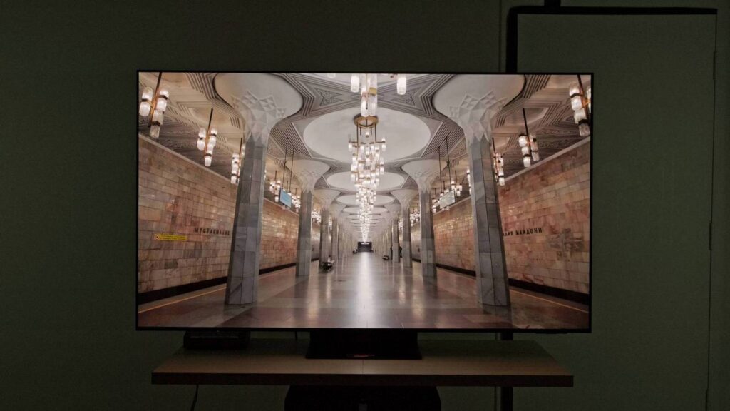 Samsung S95F: Kẻ tiên phong trong cuộc đua TV OLED năm 2025 2 Samsung S95F gamen.vn hdr brightness game photo hallway large