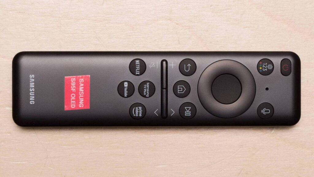 Samsung S95F: Kẻ tiên phong trong cuộc đua TV OLED năm 2025 4 Samsung S95F gamen.vn remote large