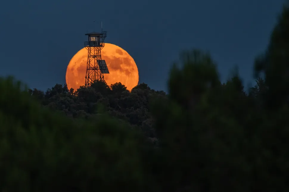 Trăng rằm tháng Sáu Strawberry Moon rực rỡ trên bầu trời 1 Strawberry Moon gamen.vn 1