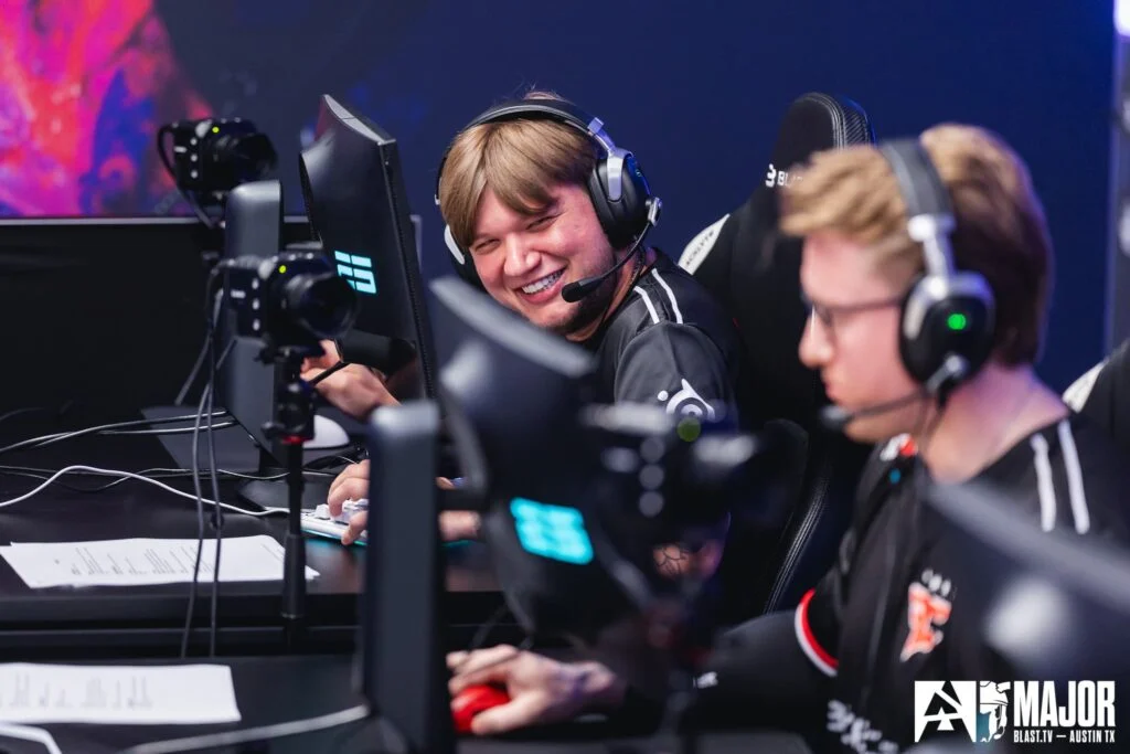 Huyền thoại s1mple trở lại CS2 nhờ bỏ rượu, chăm tập gym 1 gamen.vn cs2 s1mple smiling austin major 1024x683 1