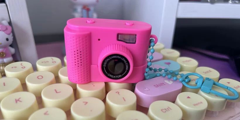 Máy ảnh mini đeo móc khóa: Công nghệ tí hon với khả năng chụp ảnh đáng ngạc nhiên 1 gamen.vn photo creator mini cam digital camera on my keyboard jpg 820